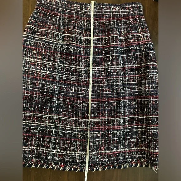 Chanel 08A Boucle Tweed Knee-Length Skirt 2008 Fall Collection by Karl Lagerfeld - Picture 14 of 16